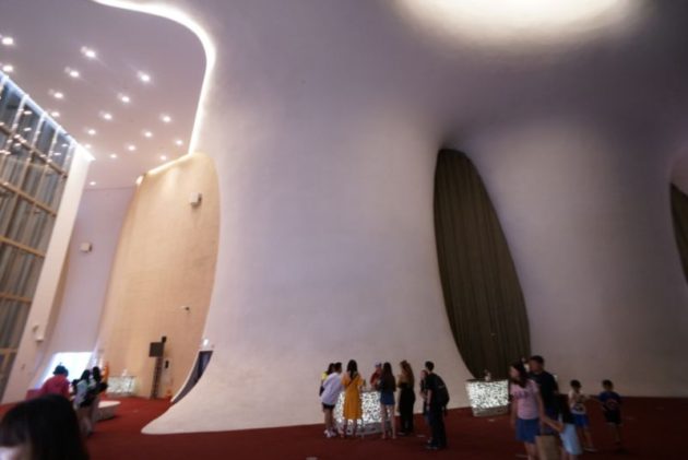 台中国立歌劇院の壁はモコモコで雲の中みたい